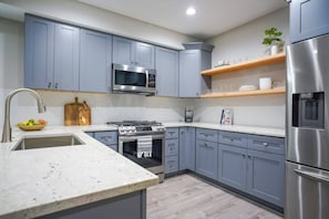 Fridge, microwave, oven, stovetop - Gemini Landing (Atlanta)