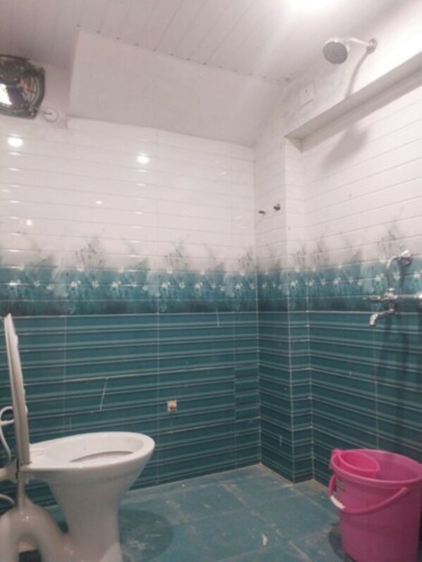 Shower, rainfall showerhead, free toiletries, towels