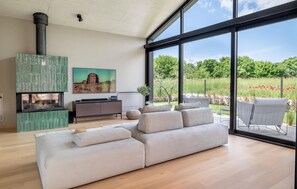 Fireplace - Stunning home in Bale (Bale)