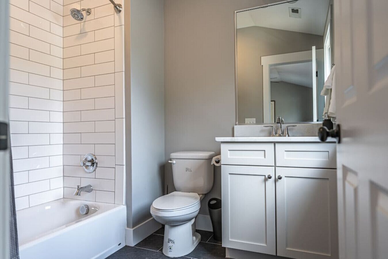 Une salle de bain avec douche, toilettes et lavabo.
