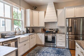 Fridge, microwave, oven, stovetop - The Flat Coat Cottage: Downtown Southern Pines (Southern Pines)