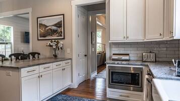 Een koelkast, een magnetron, een oven, een kookplaat