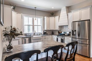 雪櫃、微波爐、焗爐、爐具