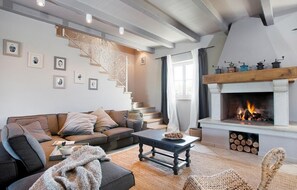 Fernseher, Kamin, DVD-Player