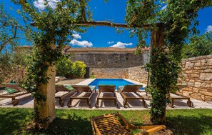 A heated pool - Beautiful home in Grandici (Grandici)
