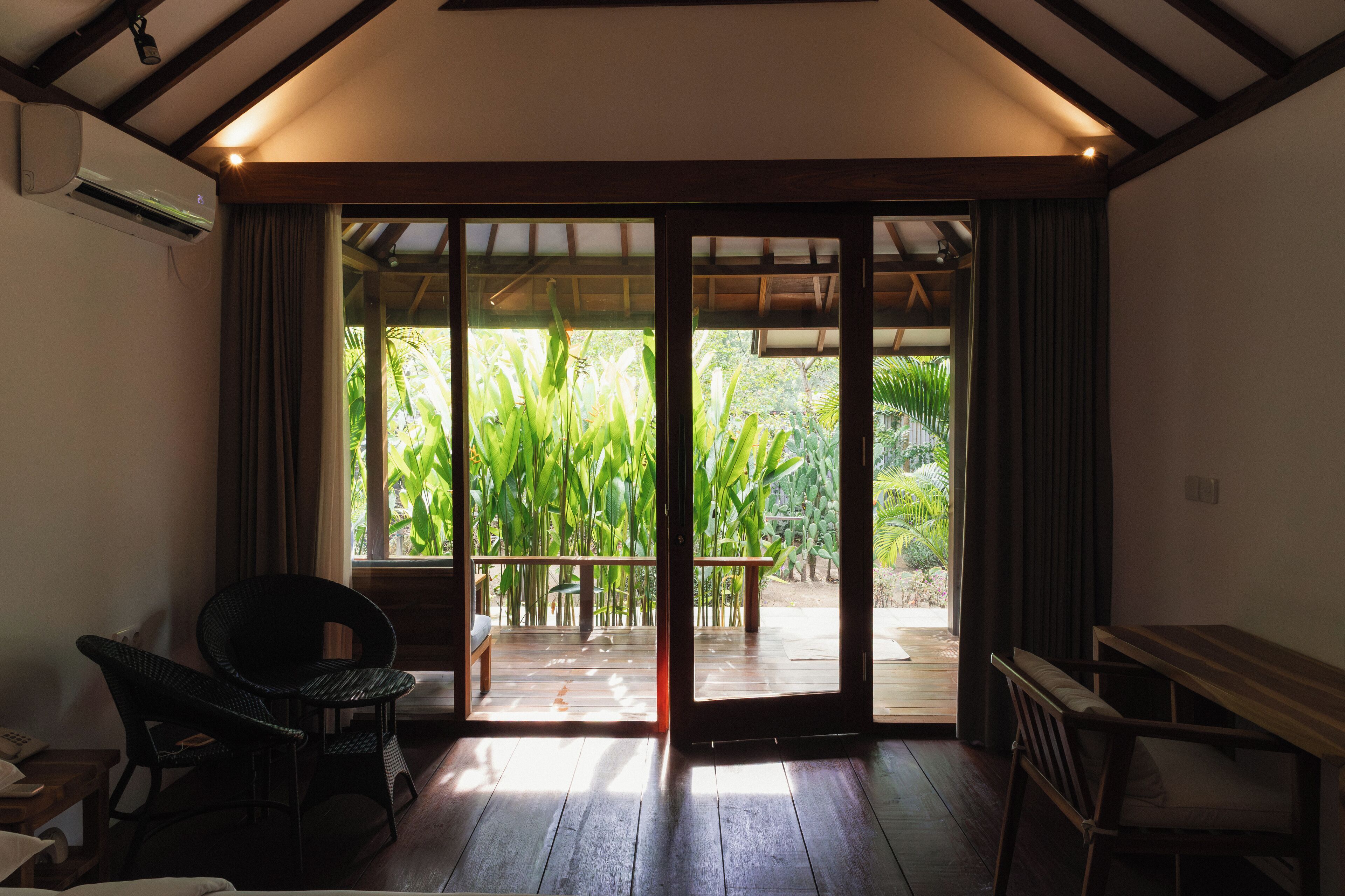 Minibar, desk, soundproofing, bed sheets