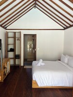 Minibar, escritorio, sistema de insonorización y ropa de cama