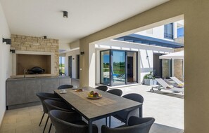 تناول الطعام بالخارج