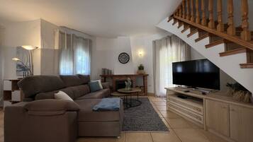 Een televisie, een open haard en een stereo