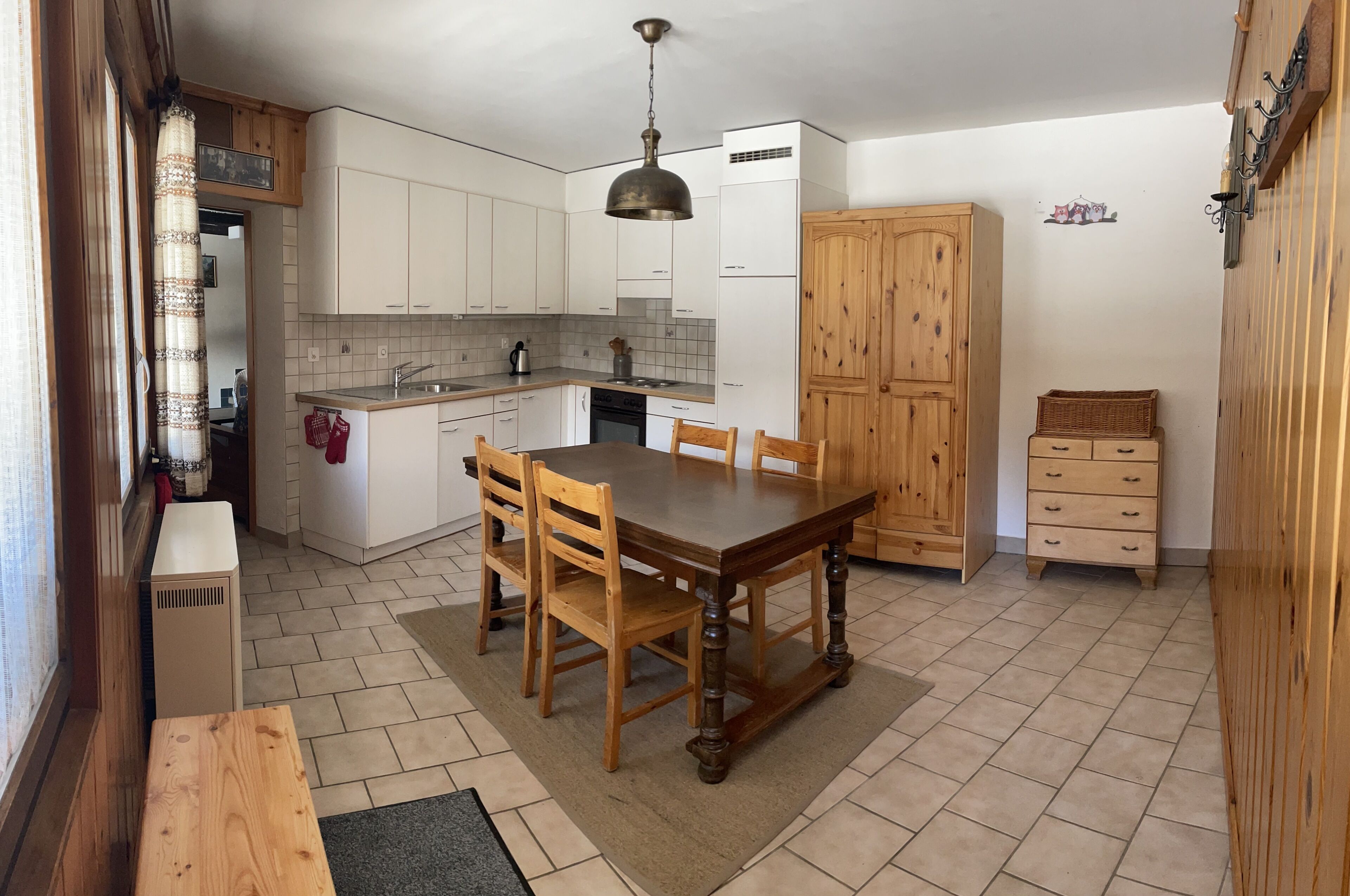 Réfrigérateur, four, plaque de cuisson, cafetière/bouilloire