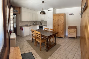 Fridge, oven, stovetop, coffee/tea maker