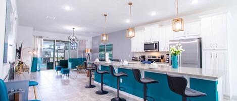 冷蔵庫、電子レンジ、オーブン、コンロ