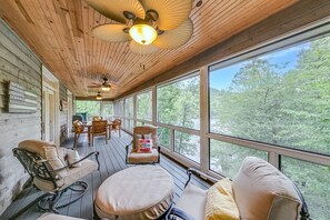 Smart TV, fireplace, books, offices - Hide-A-Way Cove – Luxury Lakefront Retreat on Lake Burton (Tiger)