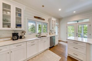 Fridge, microwave, oven, stovetop - Hide-A-Way Cove – Luxury Lakefront Retreat on La (Tiger)