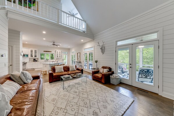 Smart TV, fireplace, books, offices - Hide-A-Way Cove – Luxury Lakefront Retreat on Lake Burton (Tiger)