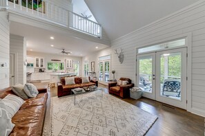 TV, fireplace, table tennis - Hide-A-Way Cove – Luxury Lakefront Retreat on La (Tiger)