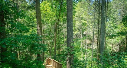 Creekside Oasis– Pet-Friendly Cottage on Town Creek