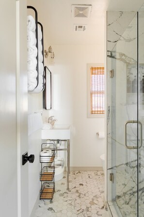 Regadera y secadora de cabello