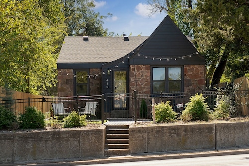 Charming Cottage Near UCO, Edmond