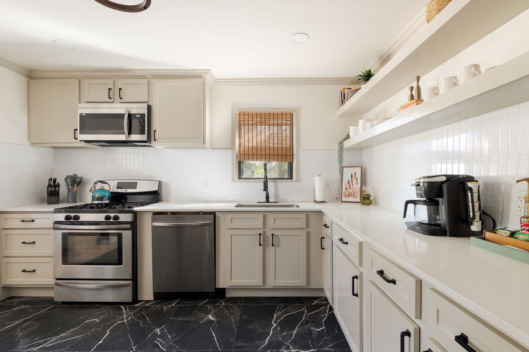 雪櫃、微波爐、焗爐、爐具