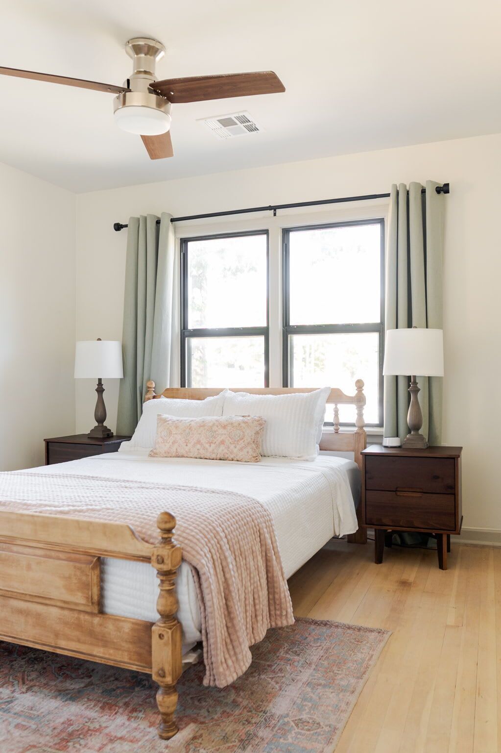 2 habitaciones, tabla de planchar con plancha, cuna de viaje y wifi 