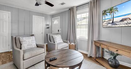 Mins from Campus | Cozy | King Bed