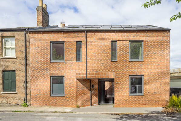 Exterior - A couples retreat that sleeps 2 guests in 1 bedroom (York)