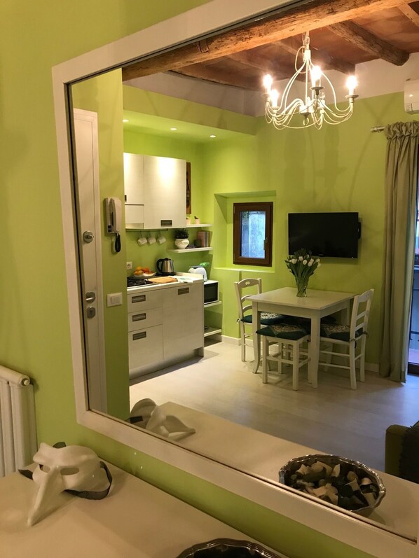 Appartement | Privékeuken | Een koelkast, een microgolfoven, een kookplaat, een waterkoker