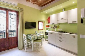 Apartamento | Cozinha privada | Geladeira, micro-ondas, cooktop, chaleira elétrica