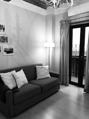 Appartement | Woonruimte | Een 32-inch flatscreentelevisie met kabelzenders