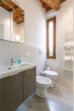 Apart Daire | Banyo | Duş, ücretsiz banyo/kozmetik ürünleri, saç kurutma makinesi, havlu 