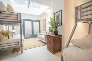 3 bedrooms, desk, iron/ironing board, travel cot - Roof Terrace Townhouse by City SuperHost (Manchester)