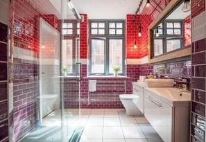 Bathtub, hair dryer, towels, soap - Roof Terrace Townhouse by City SuperHost (Manchester)