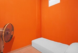 Single Room | Bed sheets - SPOT ON 92569 Anto Homestay SyariahNearPelabuhan Feri Harbor Bay (Batam)