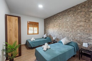 3 bedrooms, iron/ironing board, travel crib, free WiFi - Holiday Home Adalid, Seville Countryside (La Puebla de Cazalla)