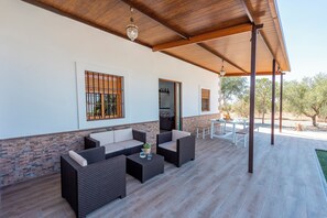 Outdoor dining - Holiday Home Adalid, Seville Countryside (La Puebla de Cazalla)