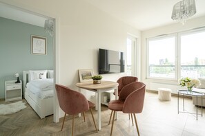 In-room dining - RentPlanet - Apartamenty Zajezdnia (Wroclaw)
