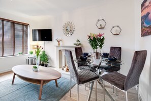 Apartment | In-room dining - Bourne Court Attractive 1 bdrm Apartment (Ruislip)