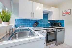 Apartment | Private kitchen - Bourne Court Attractive 1 bdrm Apartment (Ruislip)