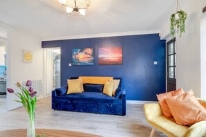 Apartment | Living area - Bourne Court Attractive 1 bdrm Apartment (Ruislip)