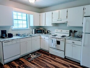 ثلاجة، ميكروويف، فرن، موقد طهي مسطح