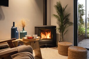 Apartamento superior, chimenea | Minibar con artículos gratuitos y escritorio