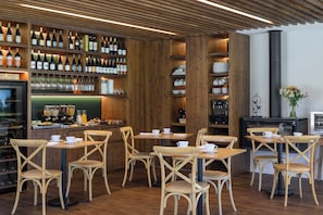 Free daily local cuisine breakfast  - Quinta da Amendoeira - The Farmhouse (Évora)
