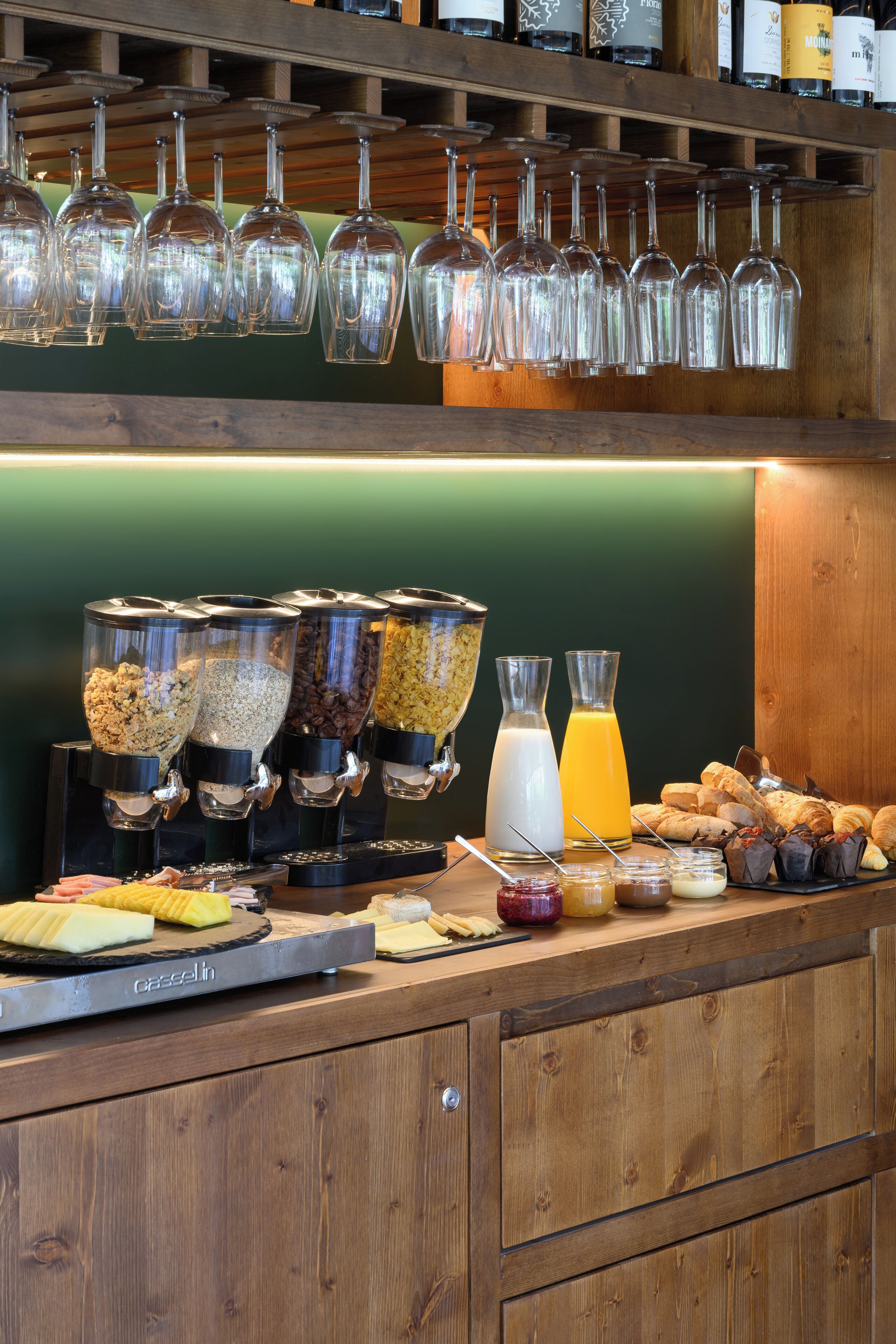 Café da manhã com buffet grátis todos os dias
