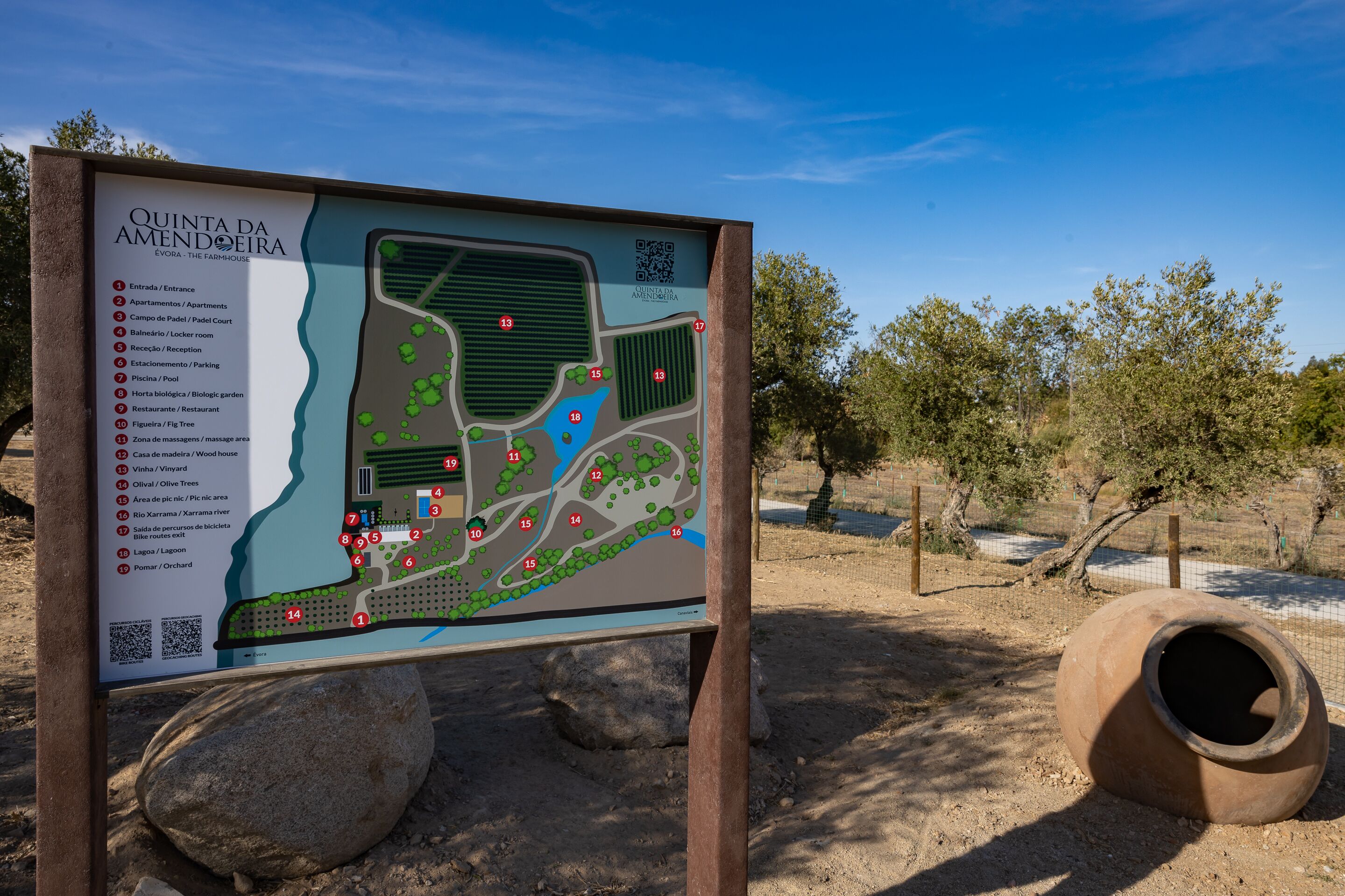 Un mapa de Quinta da Amendoira que muestra sus servicios, como piscina, restaurante y aparcamiento.
