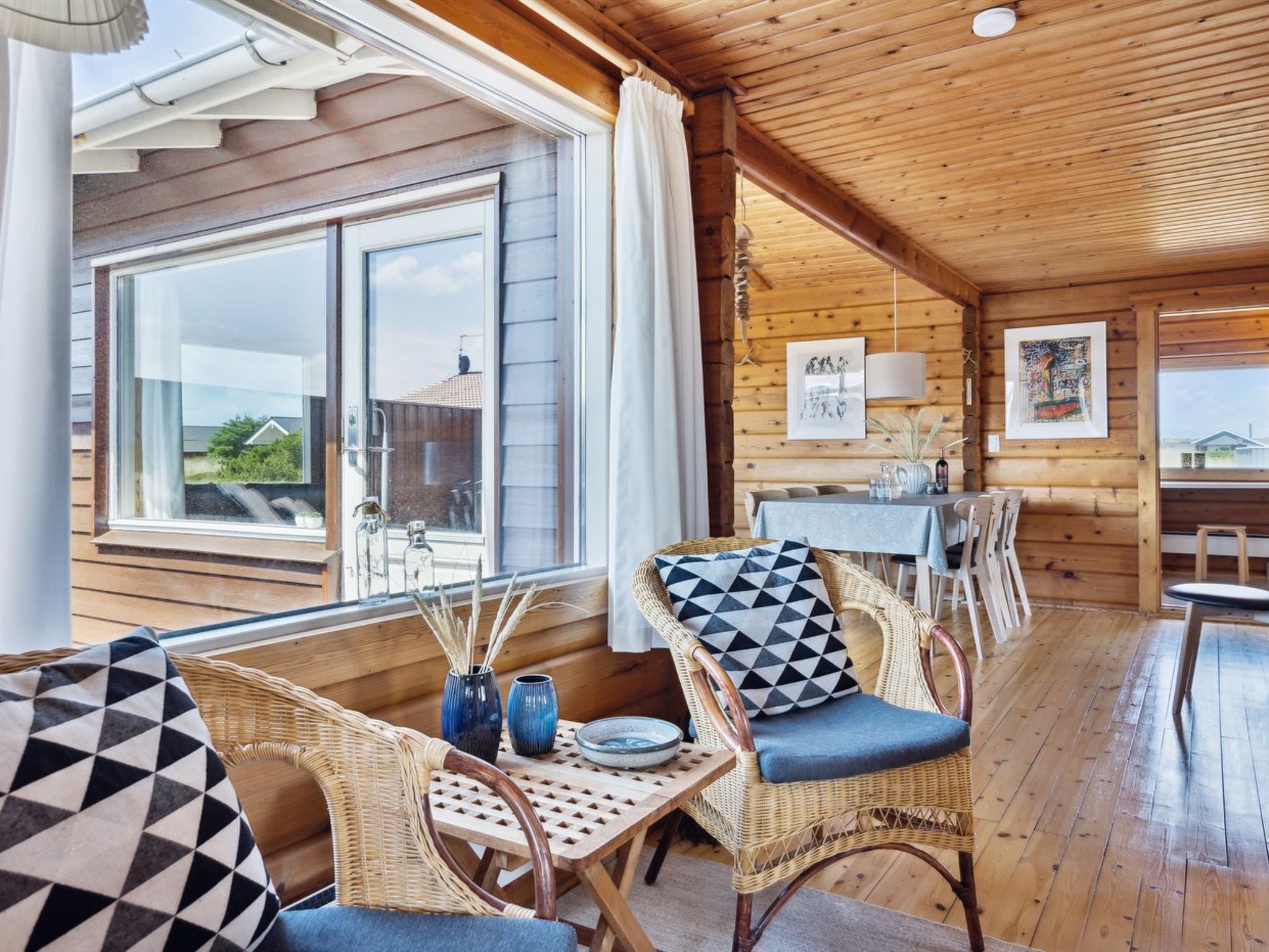 Televisión, chimenea y reproductor de DVD 