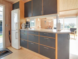 Réfrigérateur, four, batterie de cuisine, vaisselle et ustensiles
