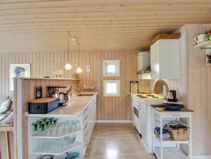 Kjøleskap, mikrobølgeovn, ovn og oppvaskmaskin