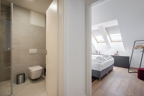 Secadora de cabello, toallas, papel de baño 