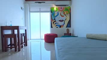 Kamar Double Standar | Didekorasi berbeda-beda dan dilengkapi dengan perabotan berbeda-beda